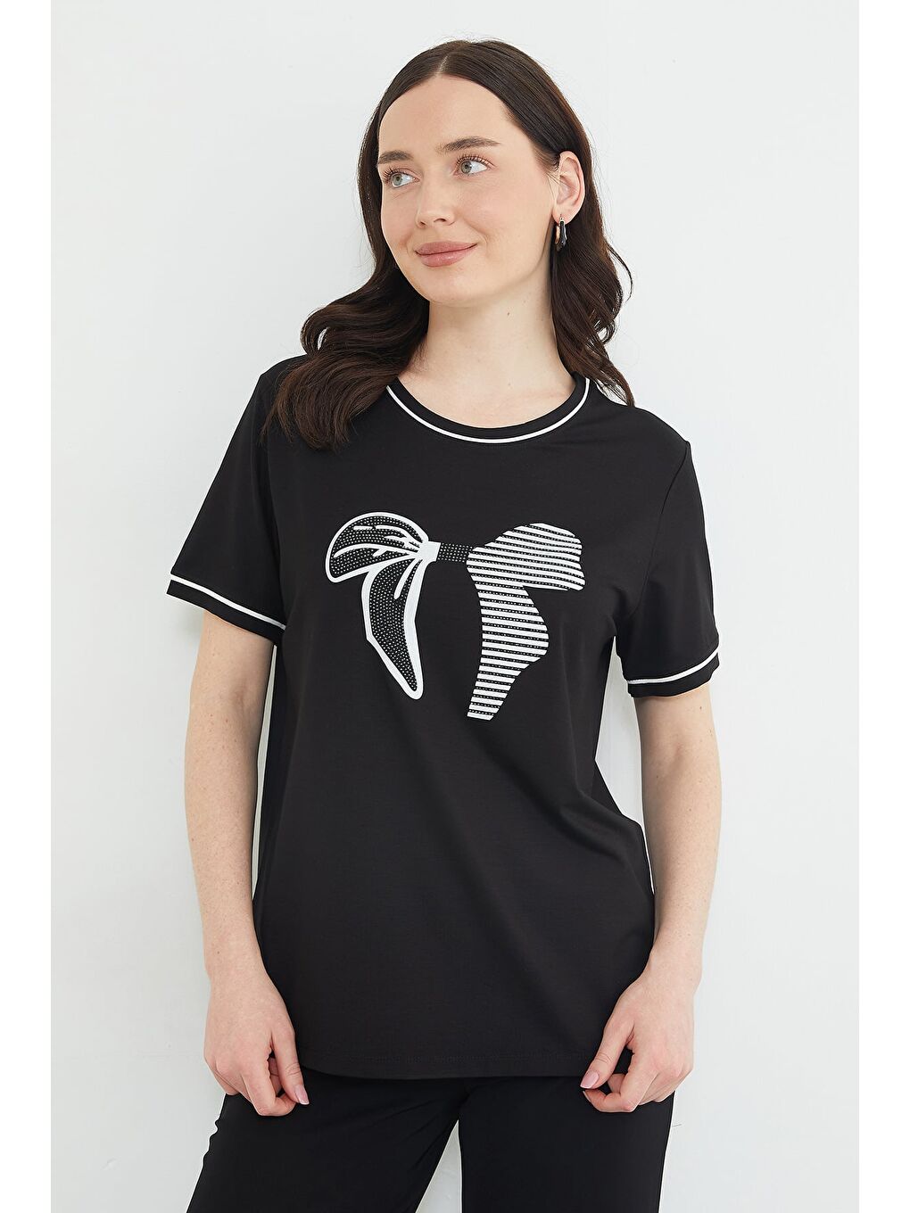 Siyah Taşlı Fiyonk Baskılı Salaş Tişört-2