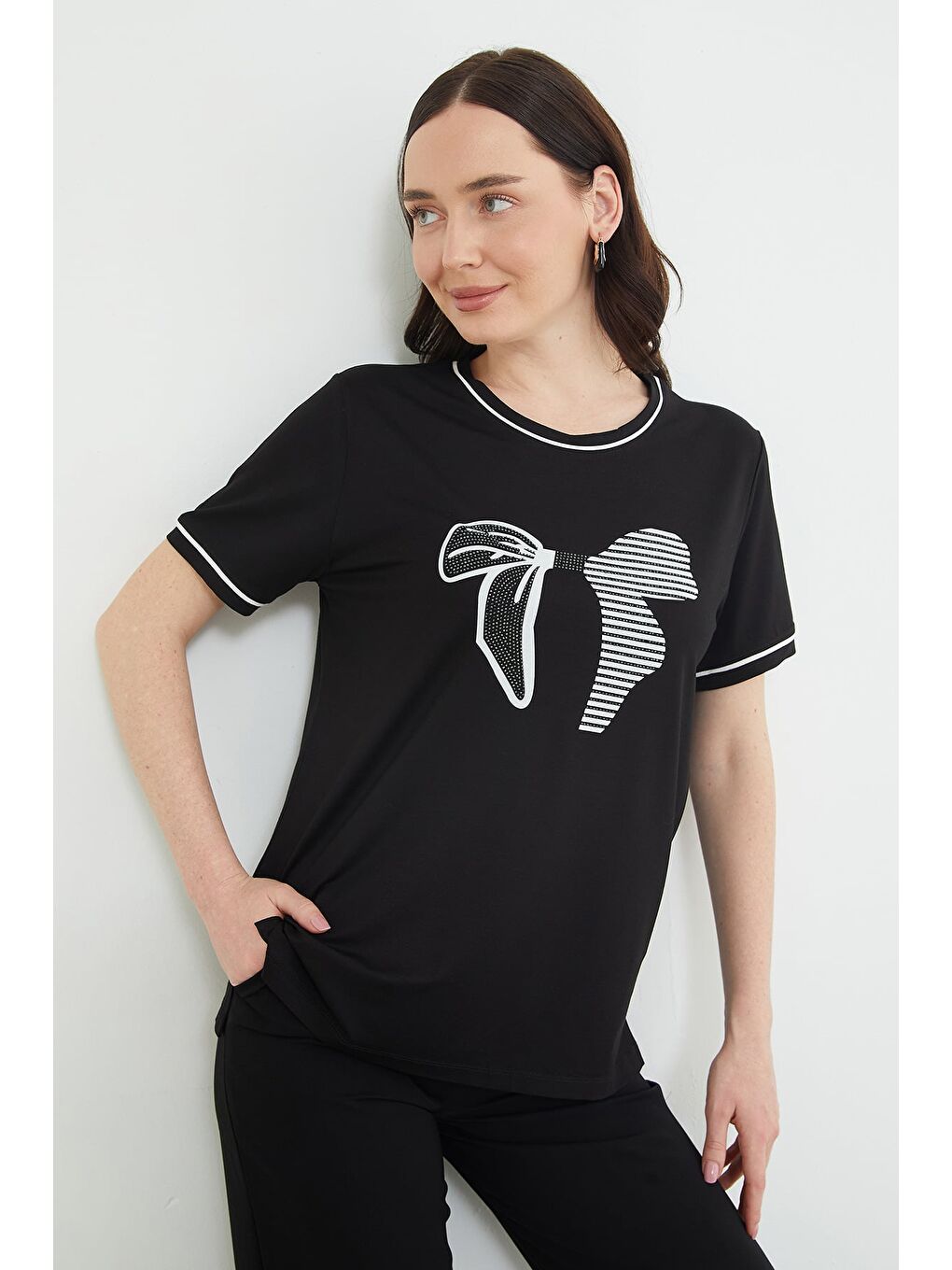 Siyah Taşlı Fiyonk Baskılı Salaş Tişört-3