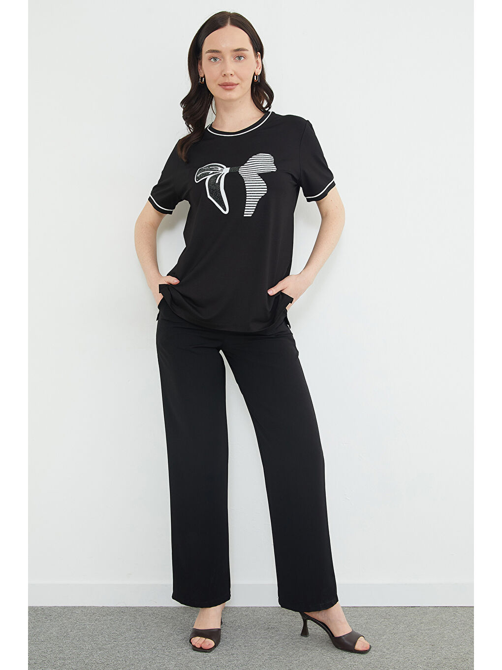 Siyah Taşlı Fiyonk Baskılı Salaş Tişört-4