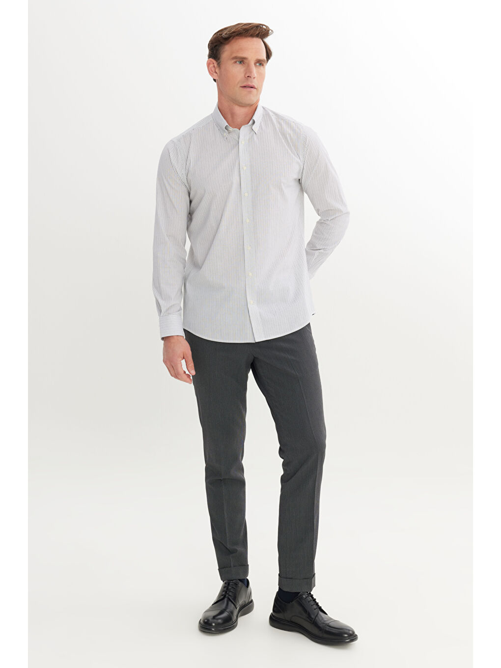 Erkek Açık Gri %100 Pamuk Slim Fit Dar Kesim Düğmeli Yaka Gömlek-1