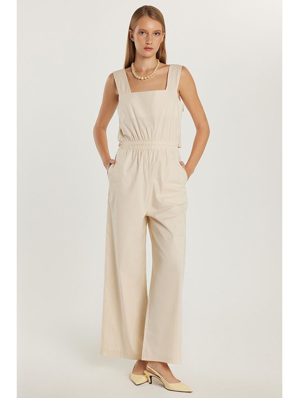 Kadın Slim Fit Dar Kesim Beli Lastikli Bol Paça Askılı Yaka Bej Tulum-1