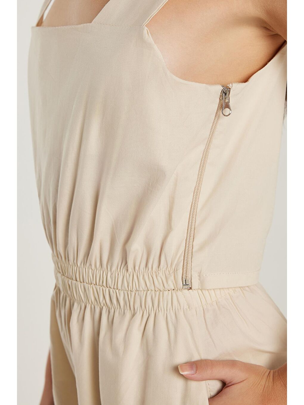 Kadın Slim Fit Dar Kesim Beli Lastikli Bol Paça Askılı Yaka Bej Tulum-2