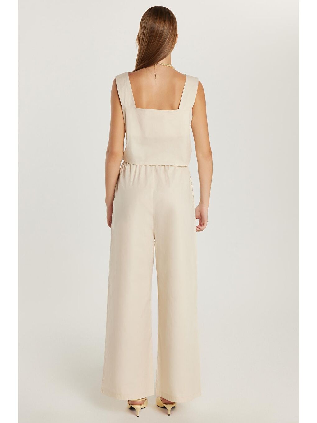 Kadın Slim Fit Dar Kesim Beli Lastikli Bol Paça Askılı Yaka Bej Tulum-4