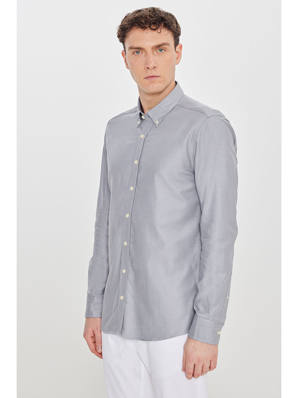 Erkek Gri %100 Pamuk Slim Fit Dar Kesim Düğmeli Yaka Diagonal Desenli Armürlü Gömlek