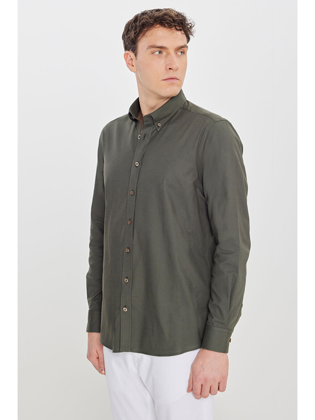 Erkek Haki Pamuklu Slim Fit Dar Kesim Düğmeli Yaka Gömlek