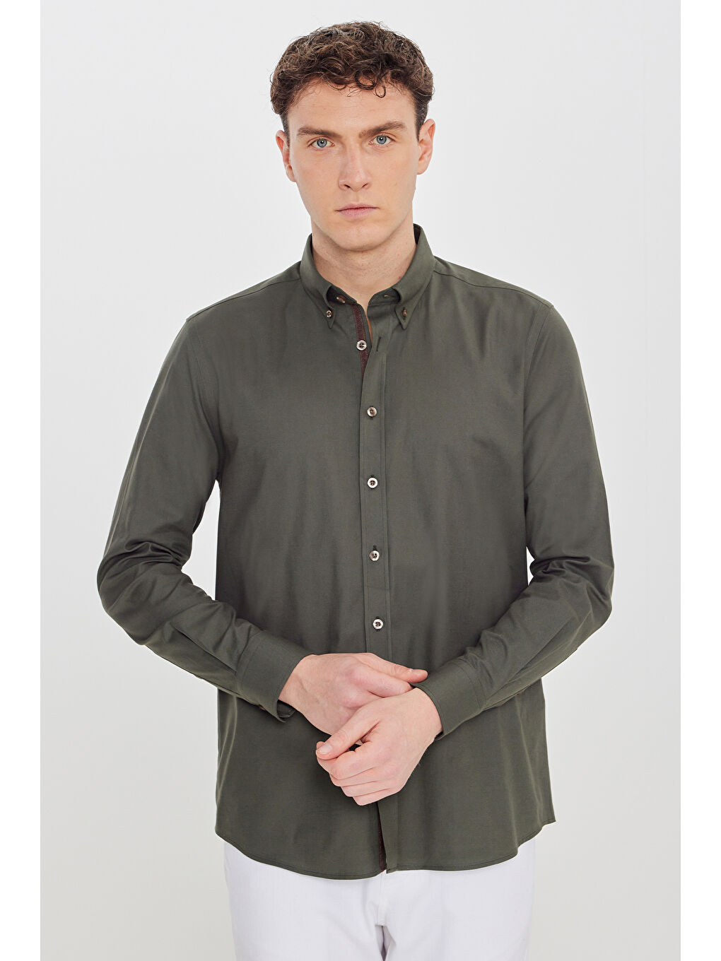 Erkek Haki Pamuklu Slim Fit Dar Kesim Düğmeli Yaka Gömlek-2