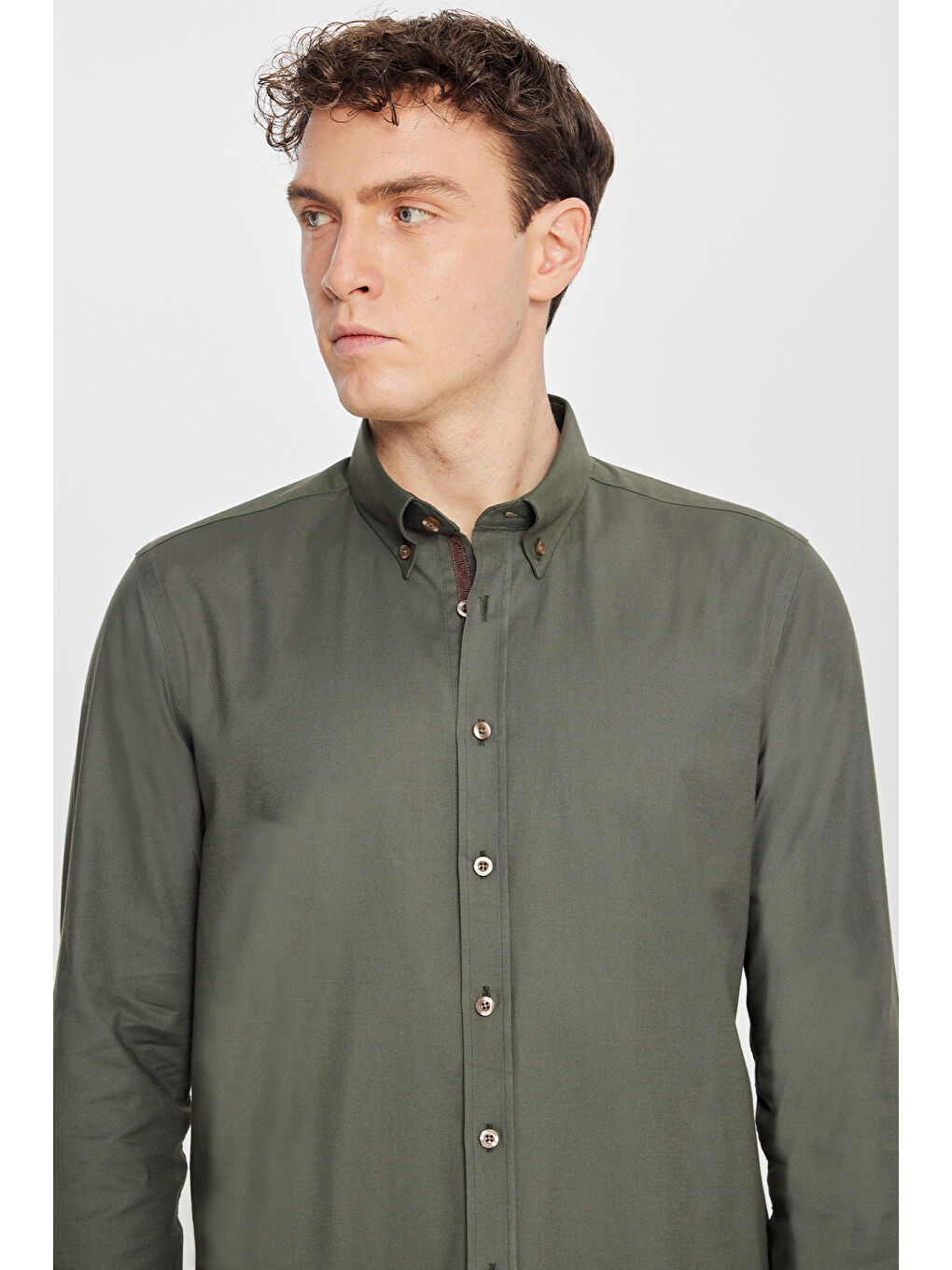 Erkek Haki Pamuklu Slim Fit Dar Kesim Düğmeli Yaka Gömlek-3