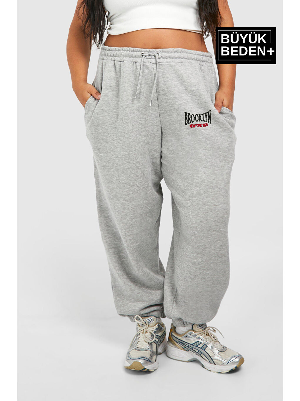 Gri Kadın Büyük Beden Paça Lastikli Buyuk Brooklyn Baskılı İnce Eşofman Altı SPR24BEAK49-1