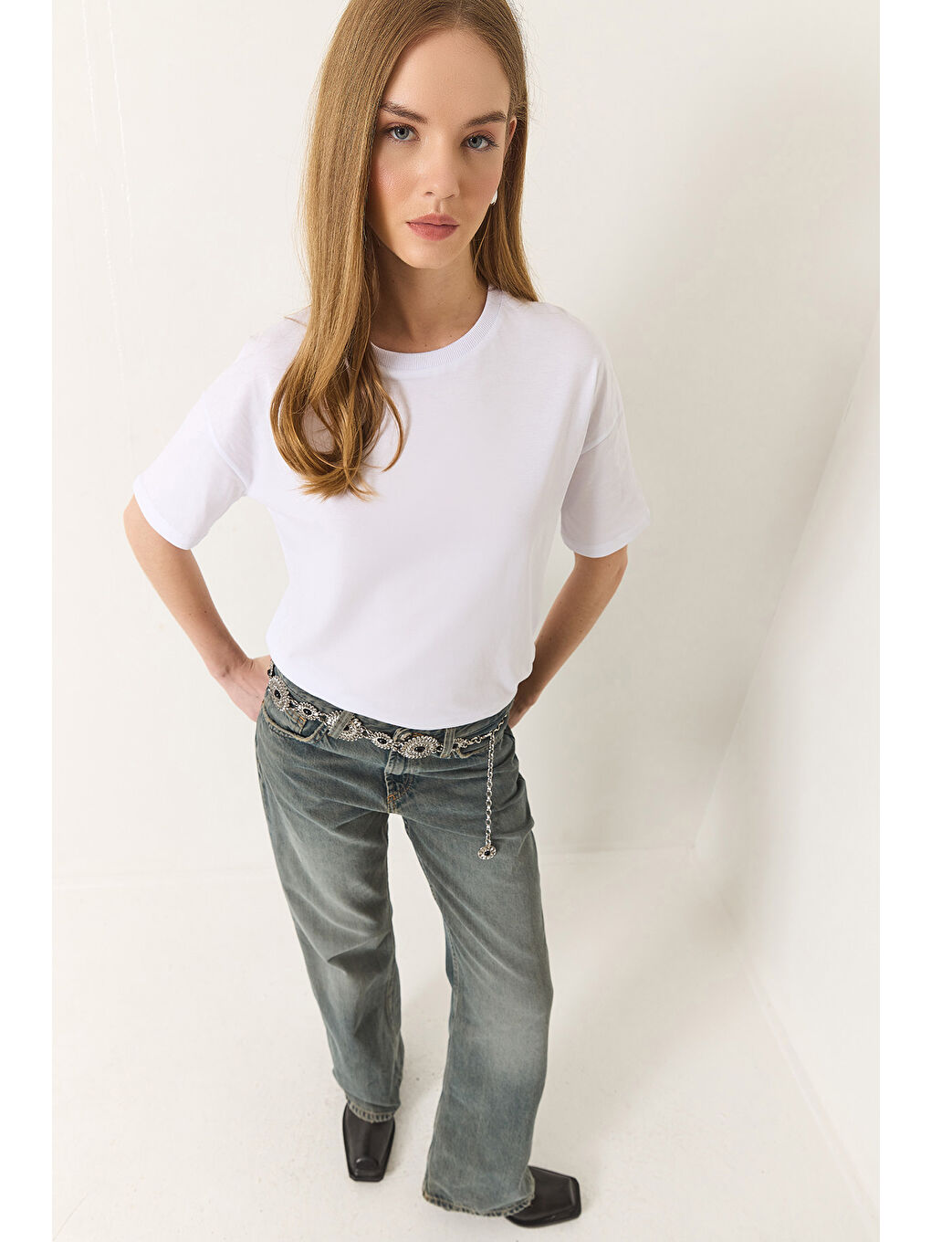 Beyaz Kadın % Organik Pamuk Relaxed Fit Yırtmaçlı Yuvarlak Yakalı T-Shirt