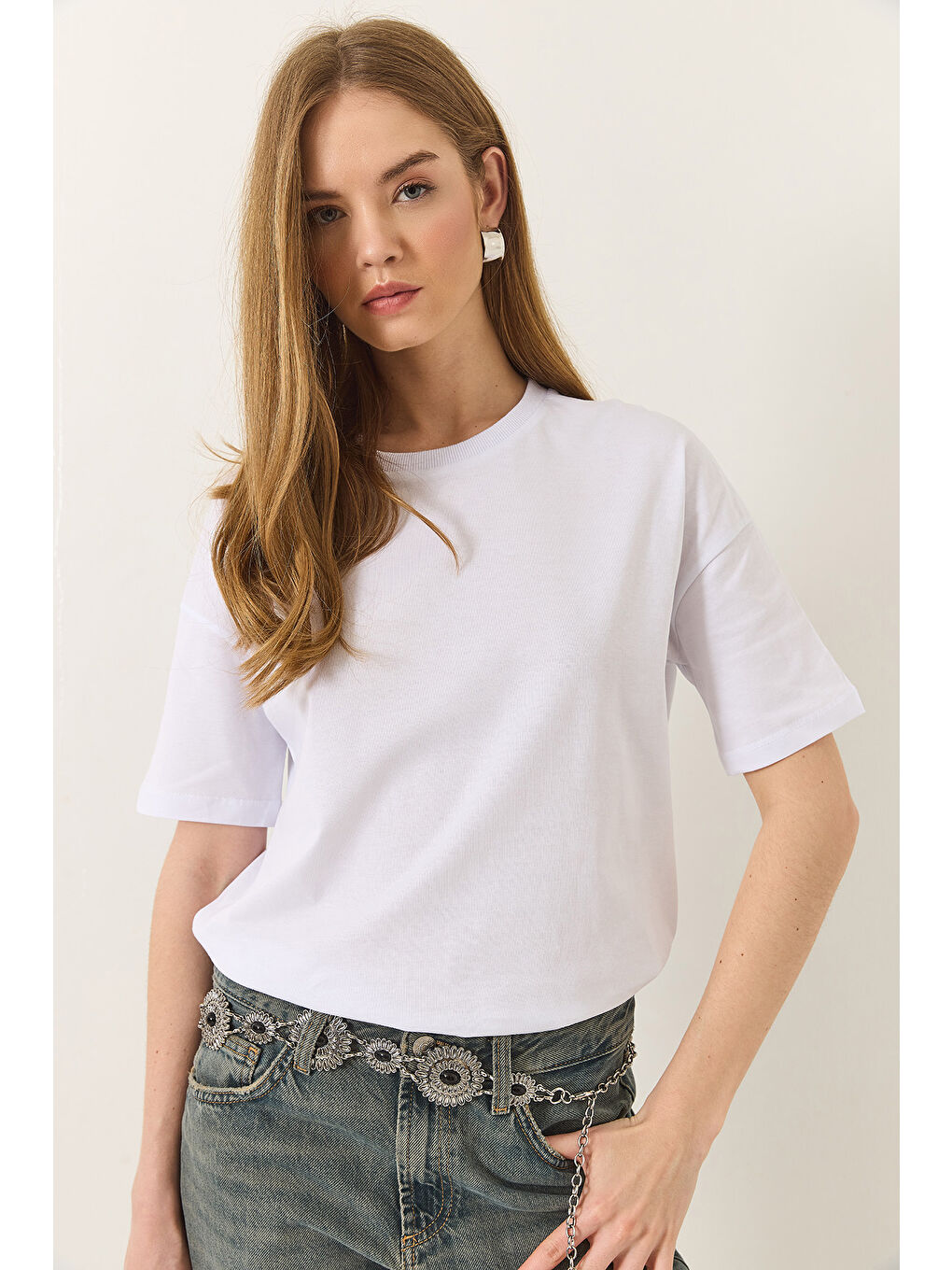 Beyaz Kadın % Organik Pamuk Relaxed Fit Yırtmaçlı Yuvarlak Yakalı T-Shirt-1