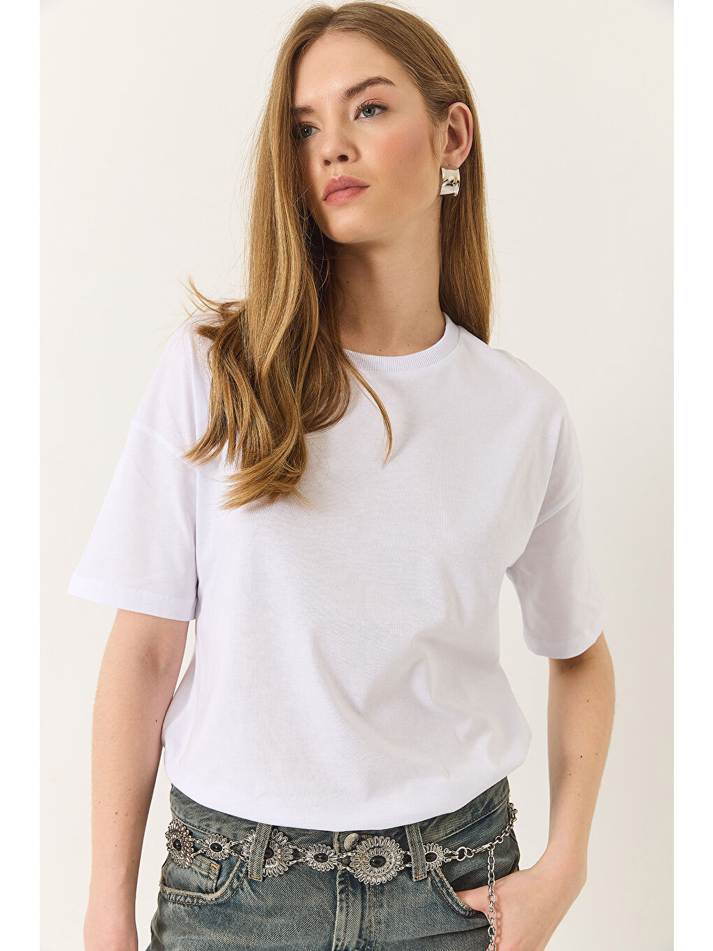 Beyaz Kadın % Organik Pamuk Relaxed Fit Yırtmaçlı Yuvarlak Yakalı T-Shirt-2