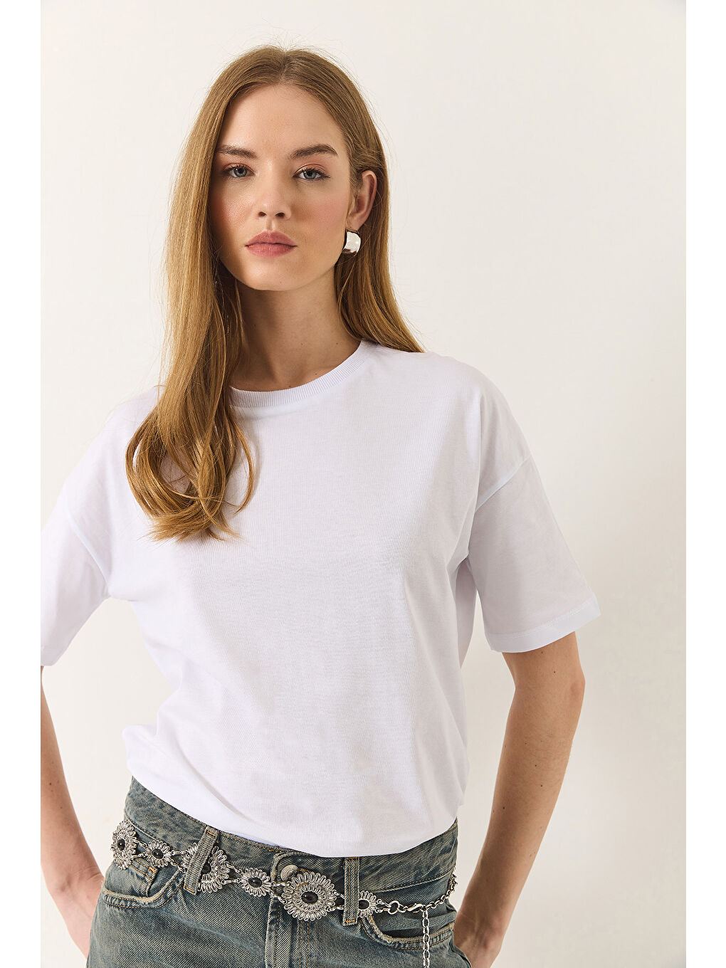 Beyaz Kadın % Organik Pamuk Relaxed Fit Yırtmaçlı Yuvarlak Yakalı T-Shirt-3