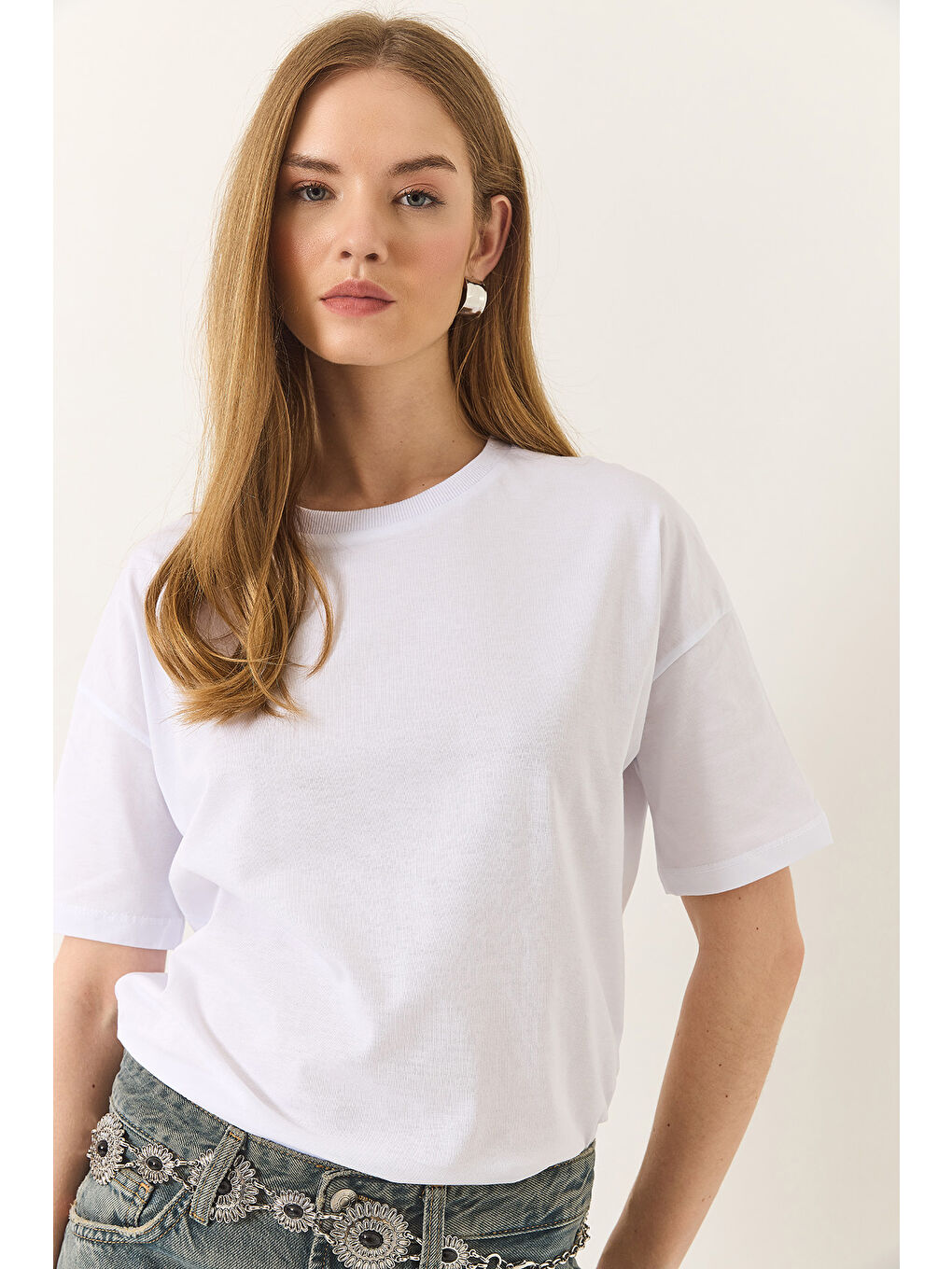 Beyaz Kadın % Organik Pamuk Relaxed Fit Yırtmaçlı Yuvarlak Yakalı T-Shirt-4