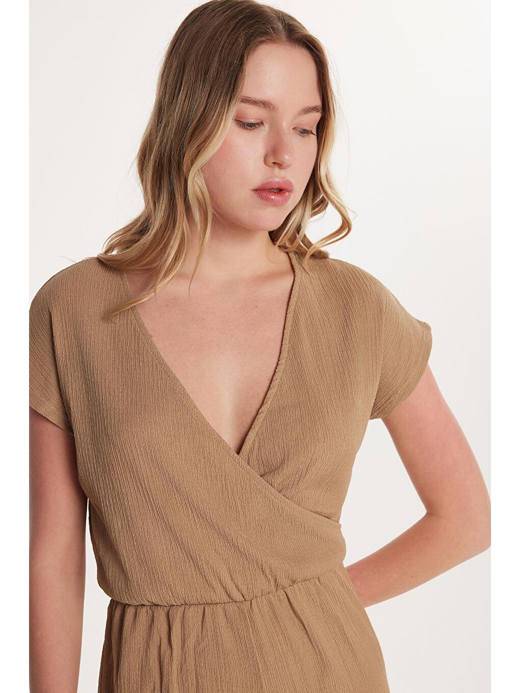 Kadın Regular Fit Kısa Kollu V Yaka Kahverengi Tulum-1