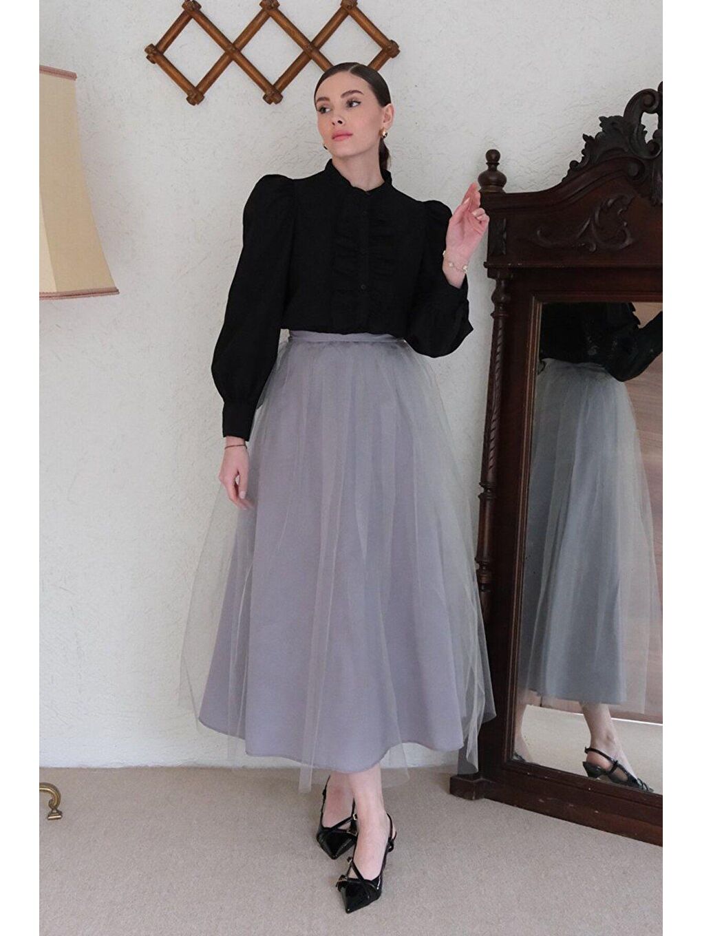 Gri Tütülü Etek & Siyah Fırfırlı Crop Gömlek Takım