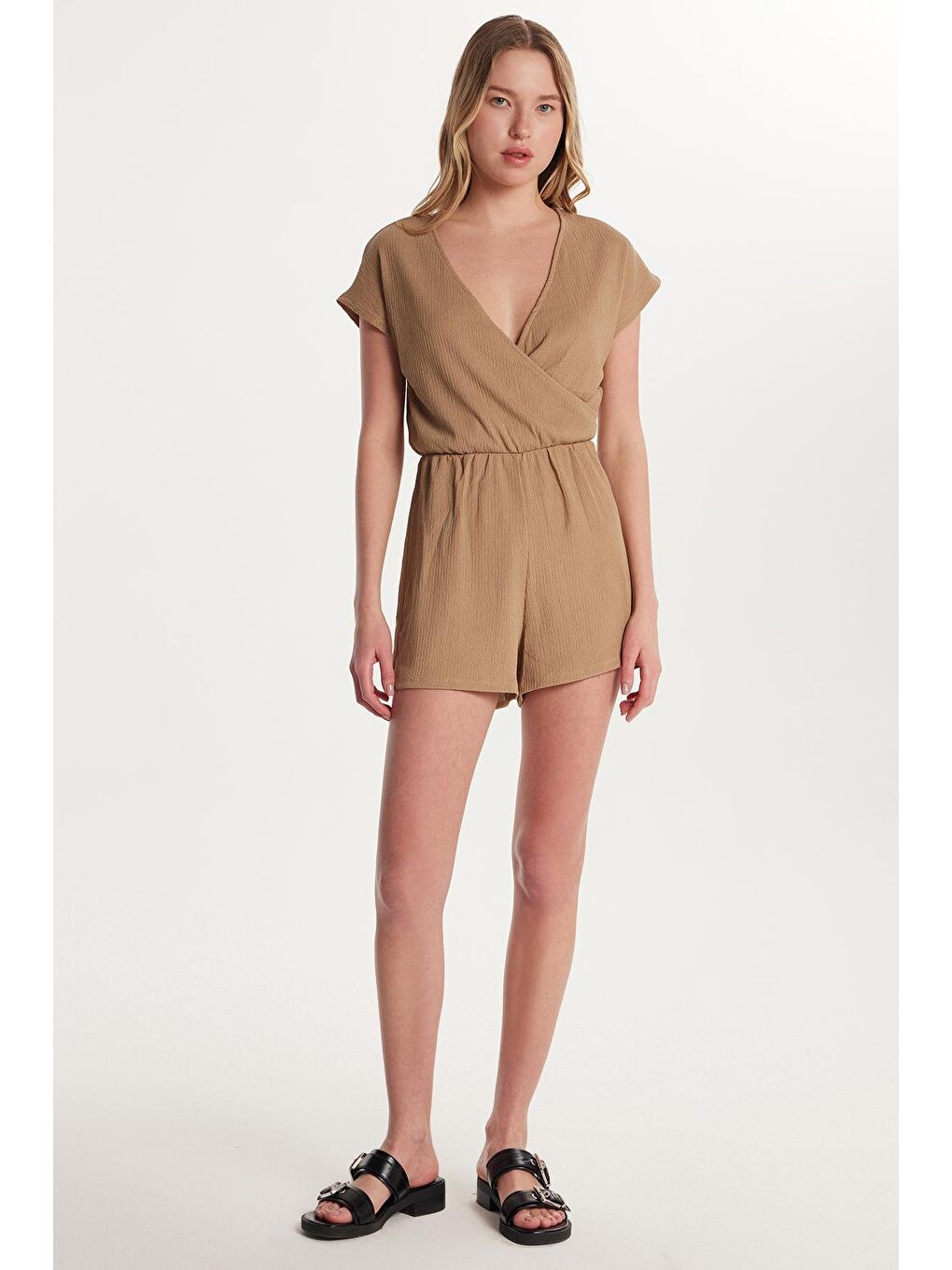 Kadın Regular Fit Kısa Kollu V Yaka Kahverengi Tulum-3