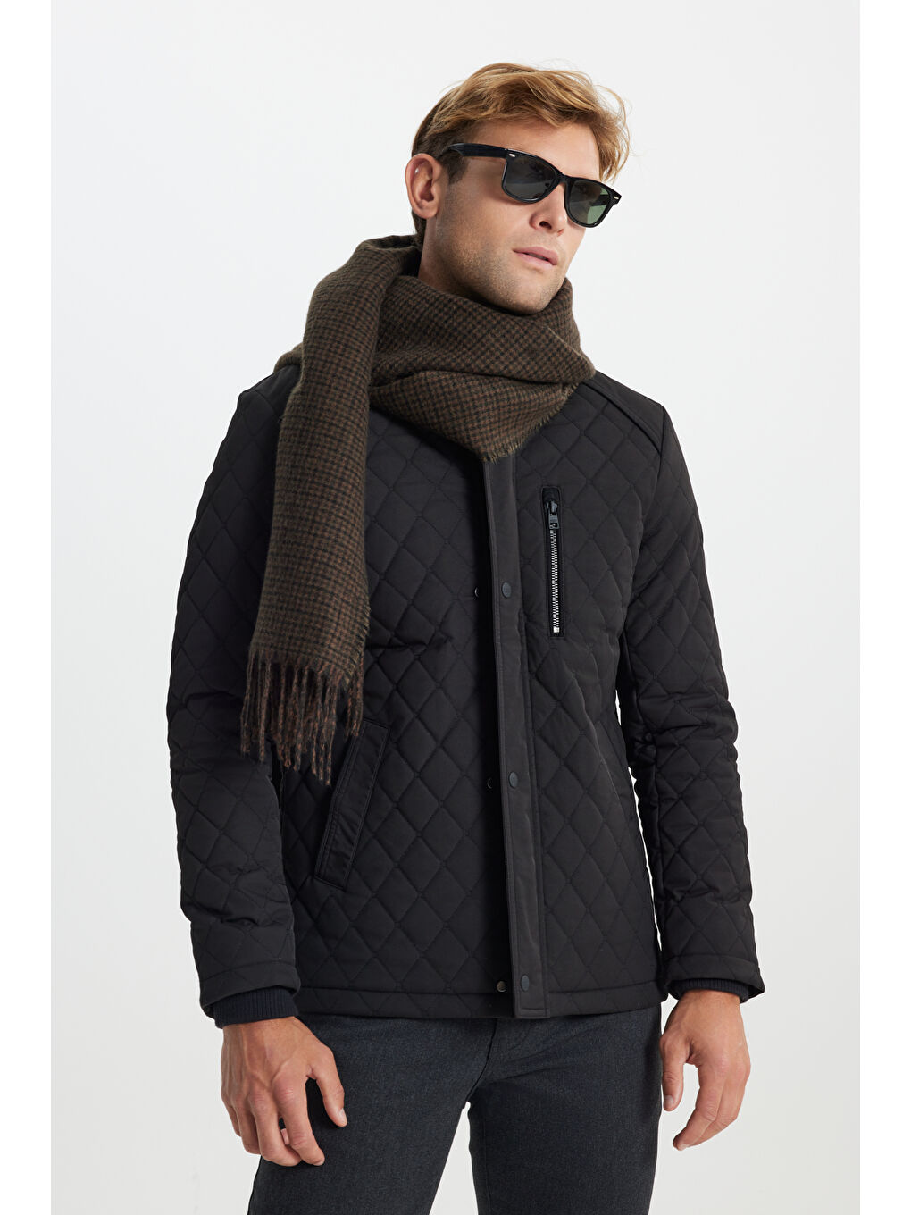 Erkek Siyah Standart Fit Normal Kesim Dik Yaka Kapitone Desenli Çıtçıtlı Yan Cepli Overcoat