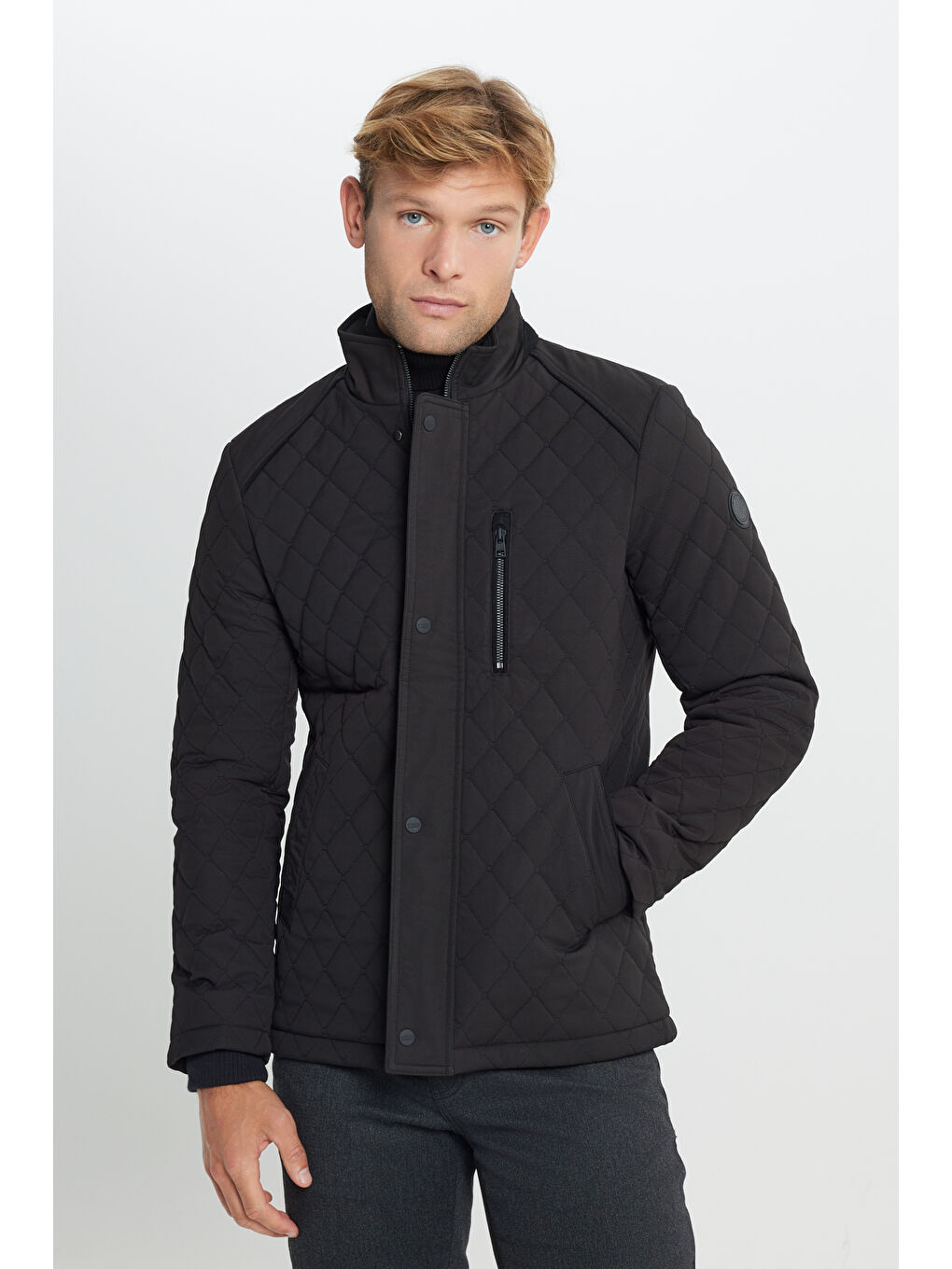 Erkek Siyah Standart Fit Normal Kesim Dik Yaka Kapitone Desenli Çıtçıtlı Yan Cepli Overcoat-2