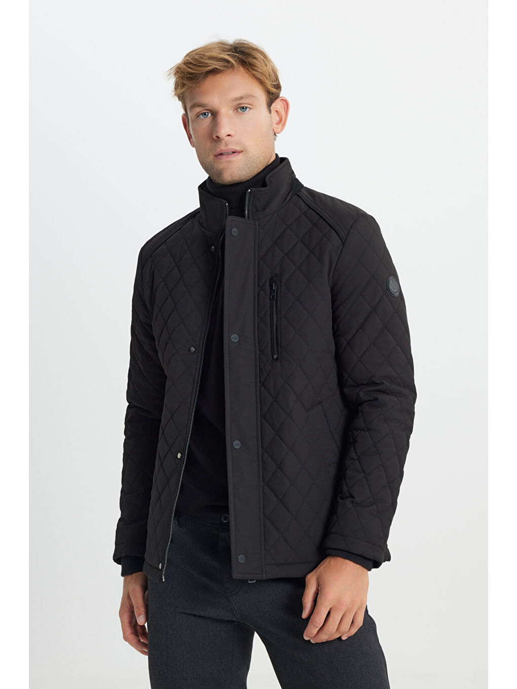 Erkek Siyah Standart Fit Normal Kesim Dik Yaka Kapitone Desenli Çıtçıtlı Yan Cepli Overcoat-3