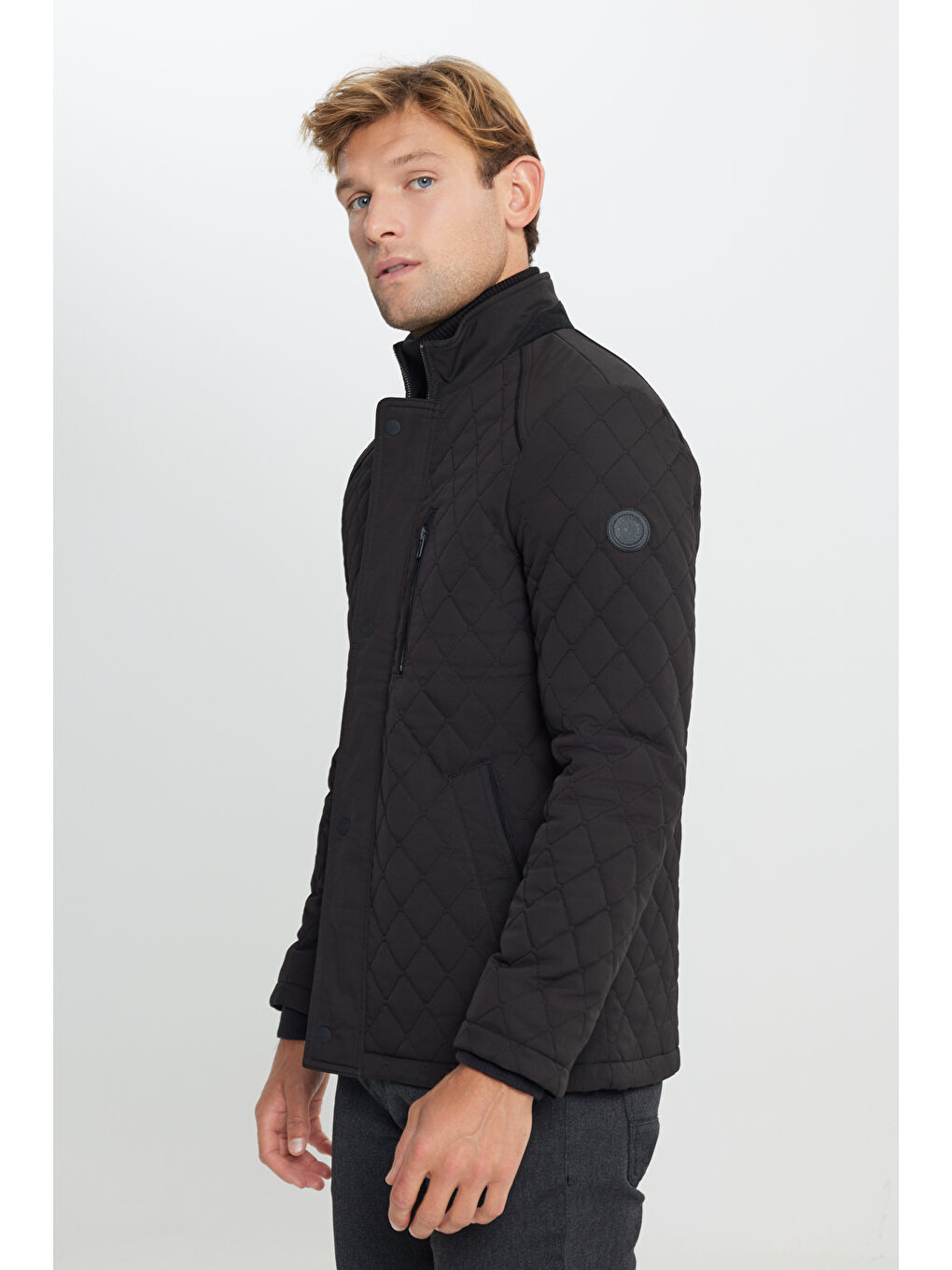 Erkek Siyah Standart Fit Normal Kesim Dik Yaka Kapitone Desenli Çıtçıtlı Yan Cepli Overcoat-4