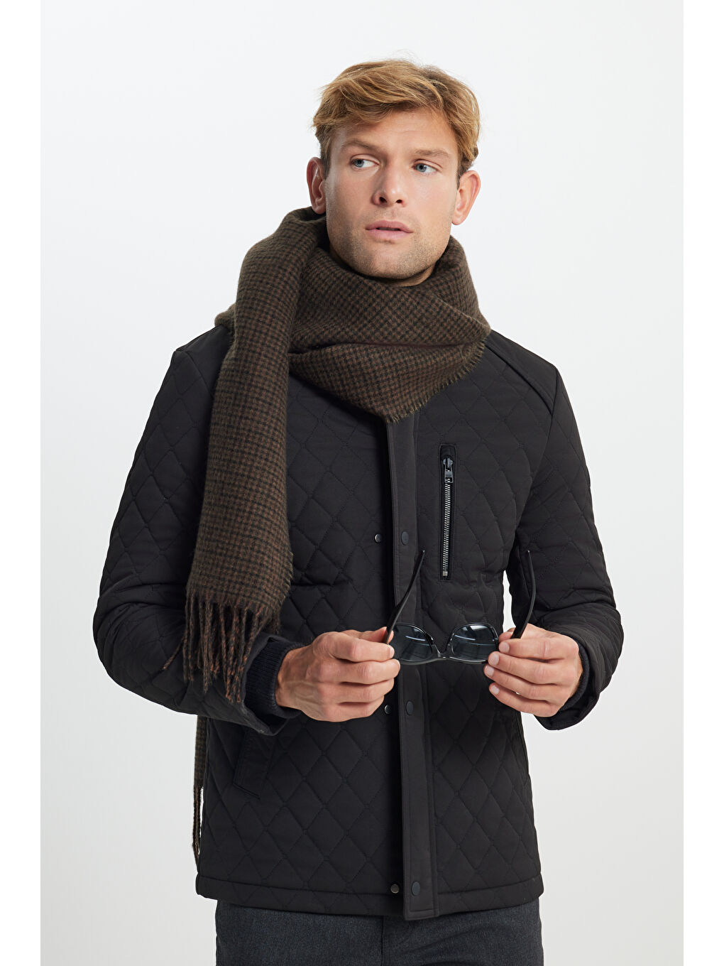 Erkek Siyah Standart Fit Normal Kesim Dik Yaka Kapitone Desenli Çıtçıtlı Yan Cepli Overcoat-5