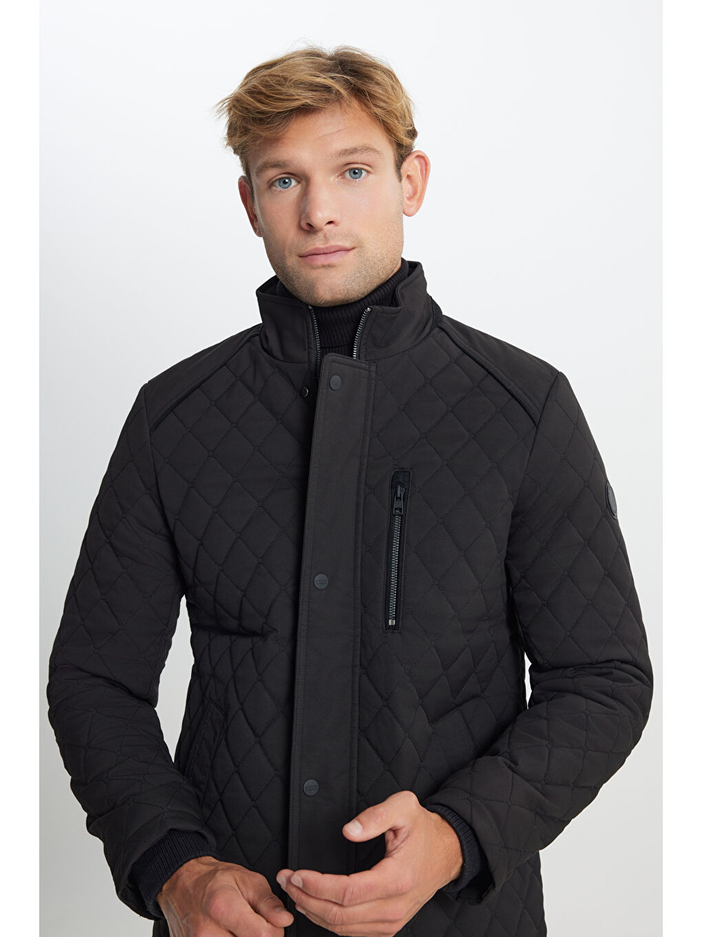 Erkek Siyah Standart Fit Normal Kesim Dik Yaka Kapitone Desenli Çıtçıtlı Yan Cepli Overcoat-6