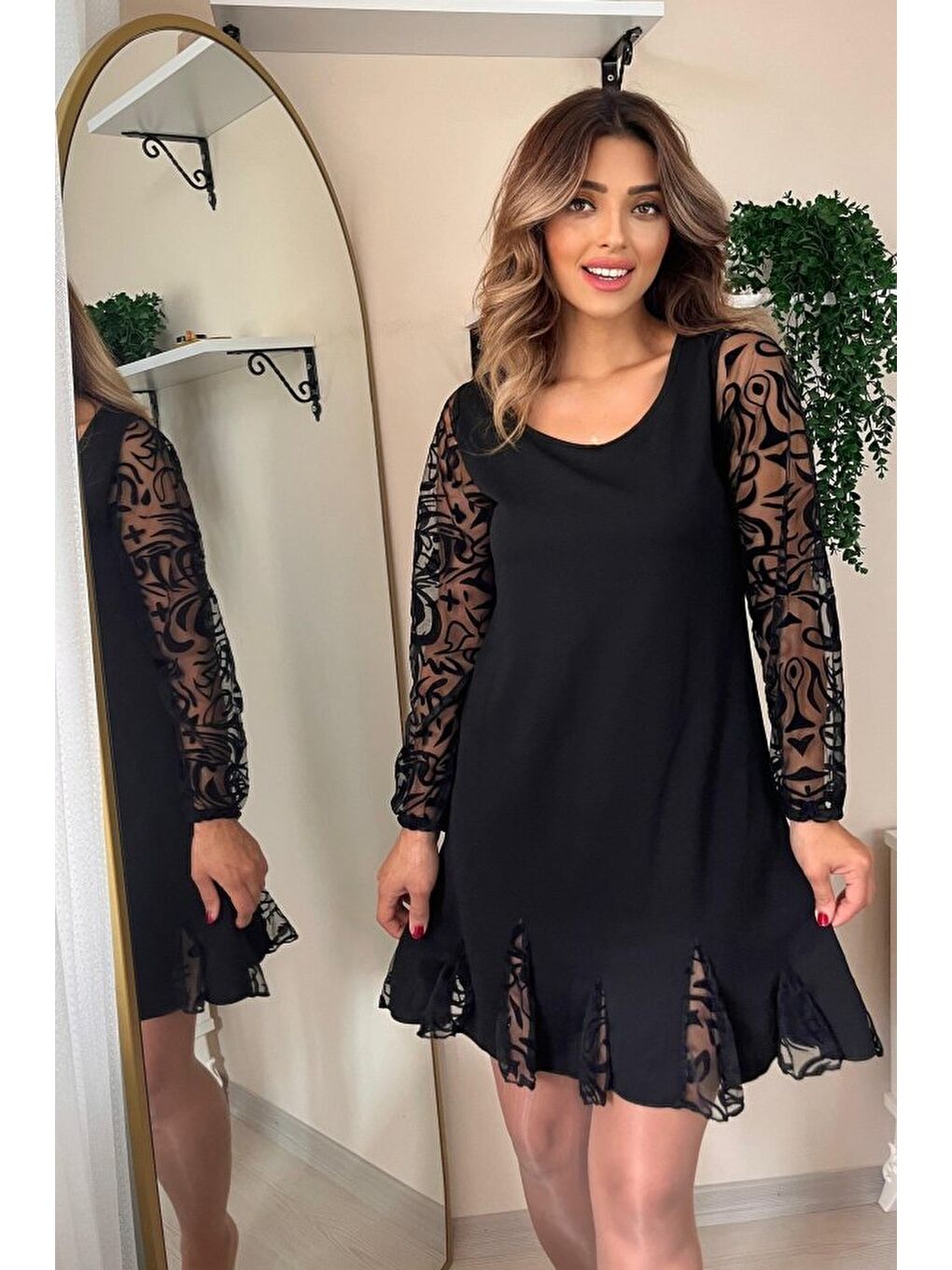 Siyah Kadın Uzun Kollu Yuvarlak Yaka Kol Ve Etek Ucu Dantelli Kısa Ithal Krep Elbise
