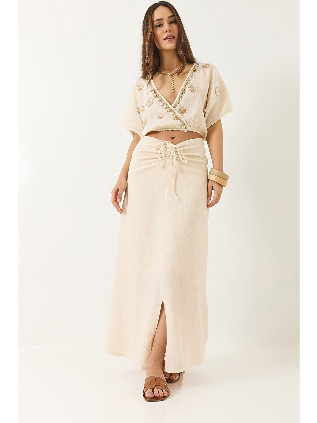 Bej Kadın Beli Büzgülü Yırtmaçlı Astarlı Nakışlı Deniz Kabuğu Detaylı Alt-Üst Takım