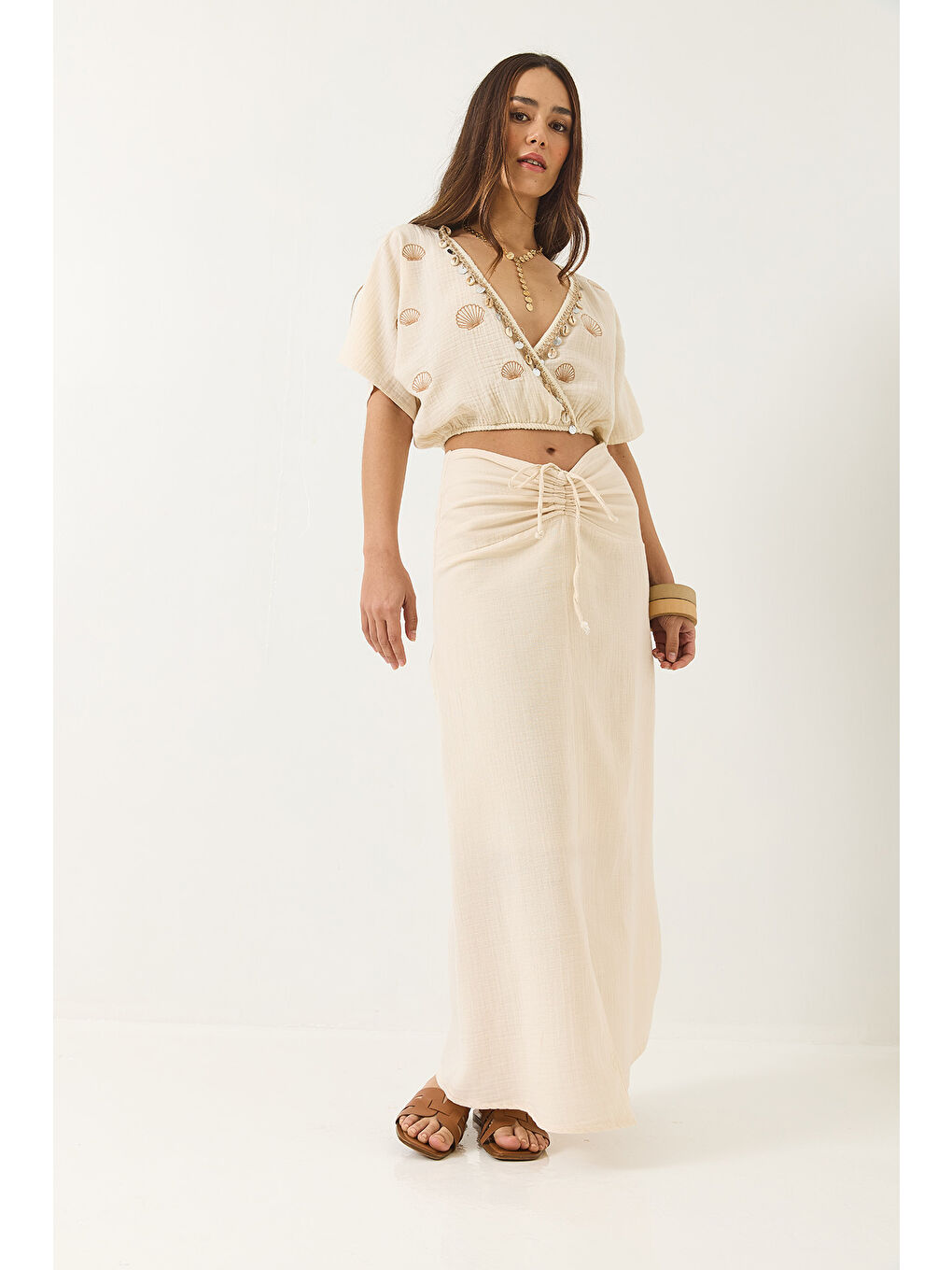 Bej Kadın Beli Büzgülü Yırtmaçlı Astarlı Nakışlı Deniz Kabuğu Detaylı Alt-Üst Takım-1