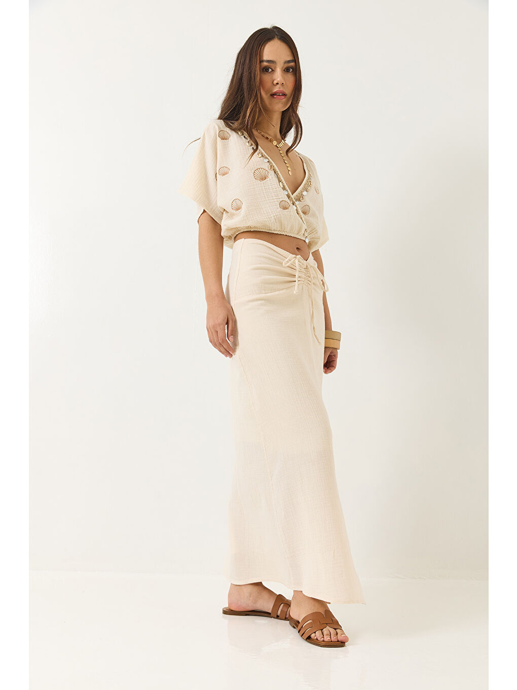 Bej Kadın Beli Büzgülü Yırtmaçlı Astarlı Nakışlı Deniz Kabuğu Detaylı Alt-Üst Takım-3