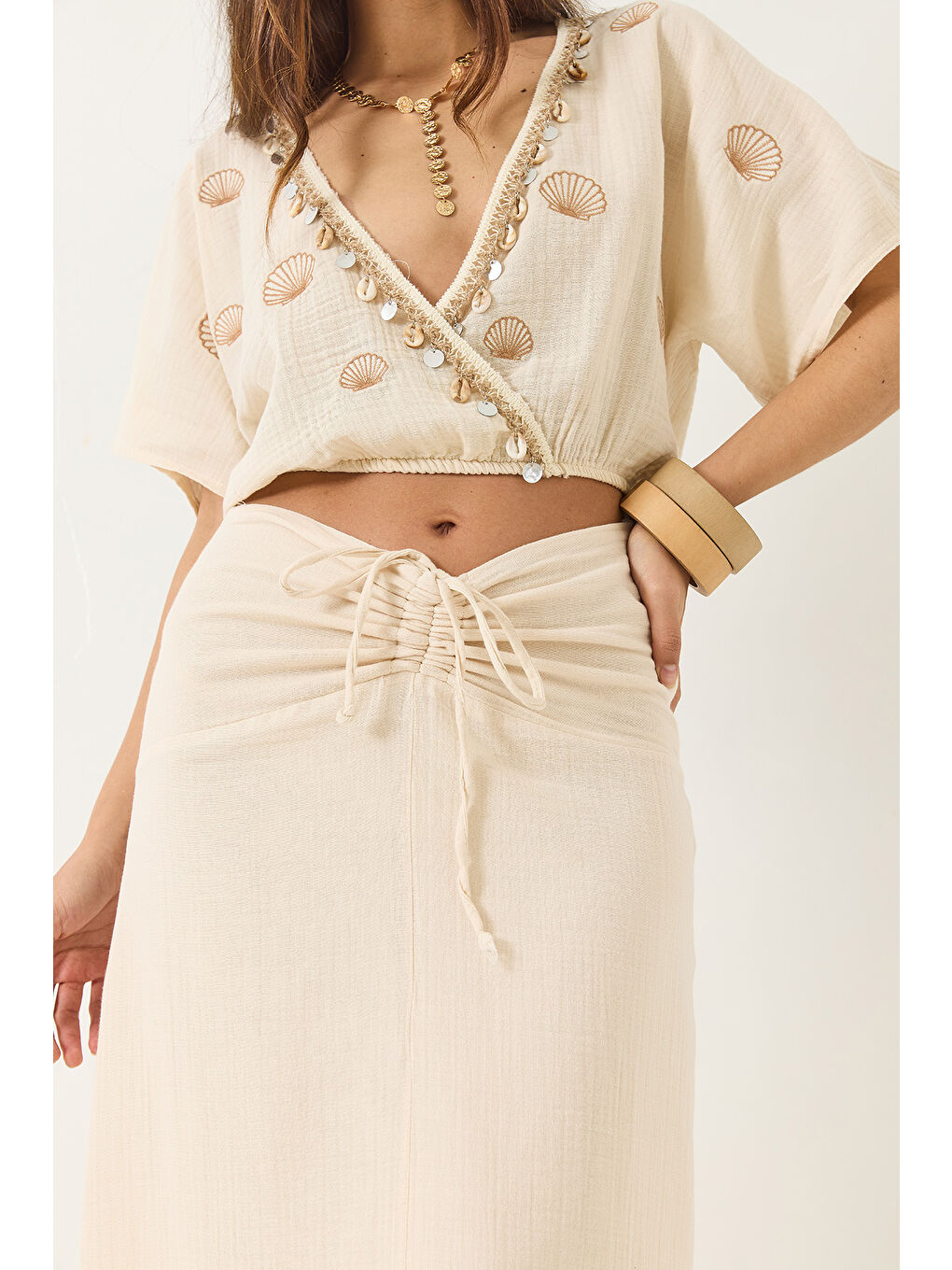 Bej Kadın Beli Büzgülü Yırtmaçlı Astarlı Nakışlı Deniz Kabuğu Detaylı Alt-Üst Takım-5