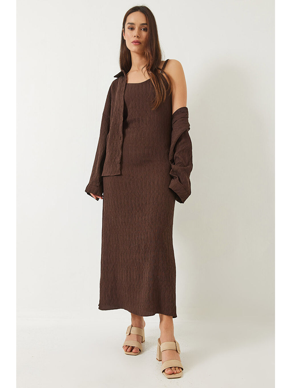 Kahverengi Kadın Dokulu İnce Askılı Elbise Oversize Gömlek 'li Takım