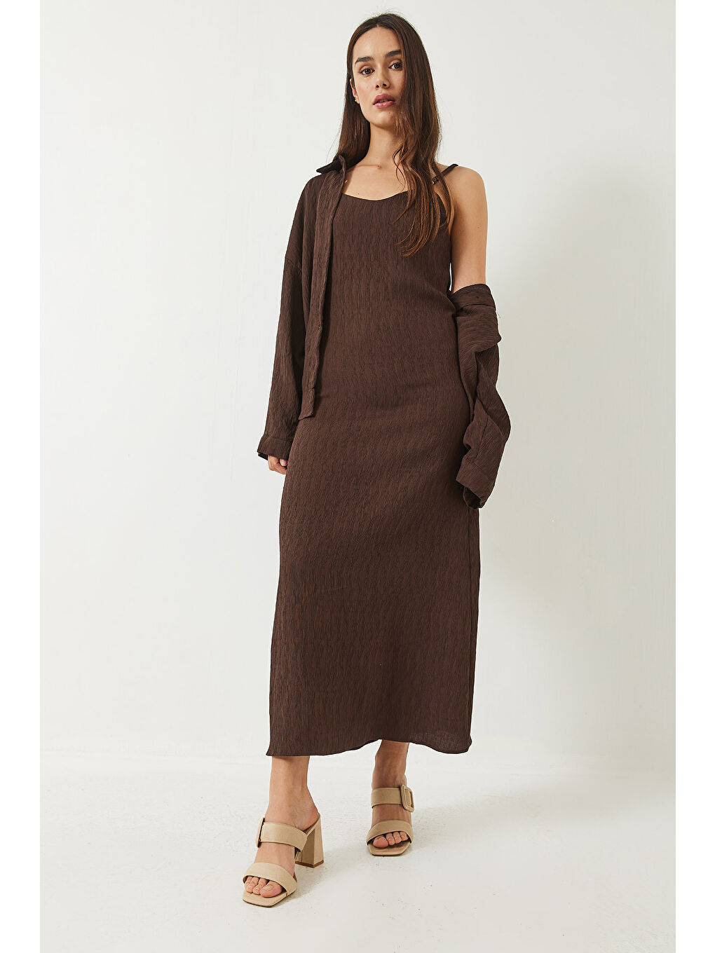 Kahverengi Kadın Dokulu İnce Askılı Elbise Oversize Gömlek 'li Takım-1