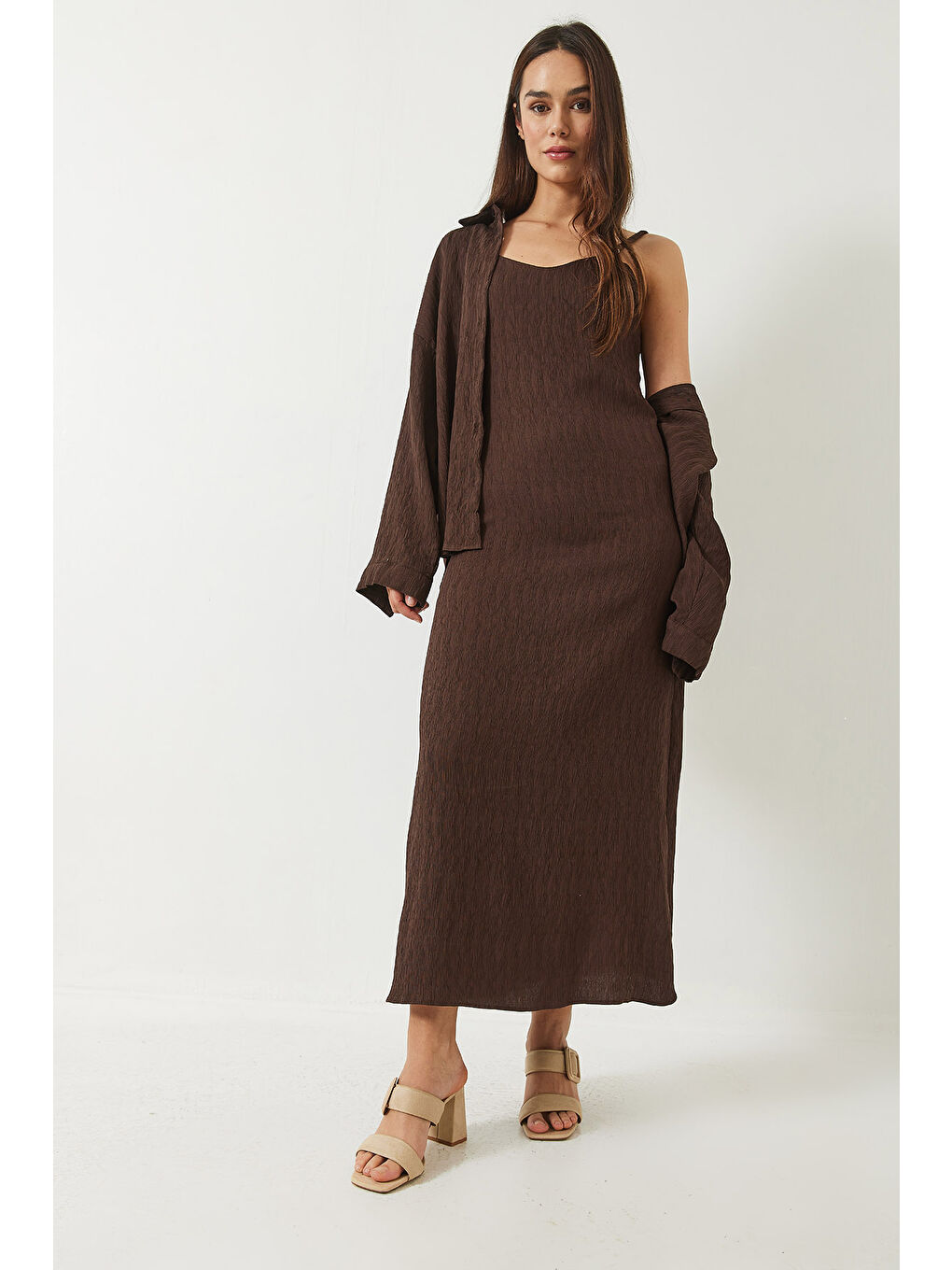 Kahverengi Kadın Dokulu İnce Askılı Elbise Oversize Gömlek 'li Takım-2