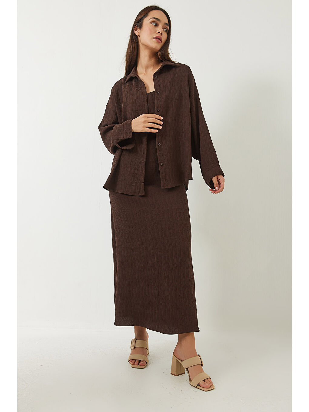 Kahverengi Kadın Dokulu İnce Askılı Elbise Oversize Gömlek 'li Takım-3