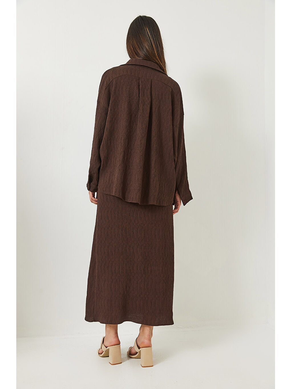 Kahverengi Kadın Dokulu İnce Askılı Elbise Oversize Gömlek 'li Takım-5