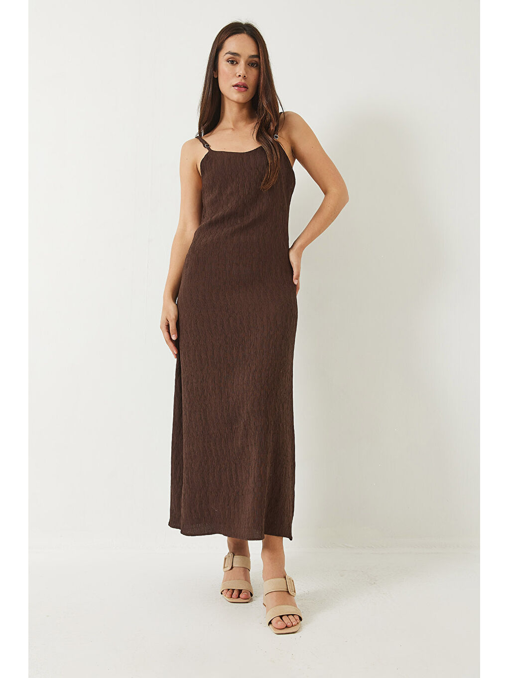 Kahverengi Kadın Dokulu İnce Askılı Elbise Oversize Gömlek 'li Takım-6