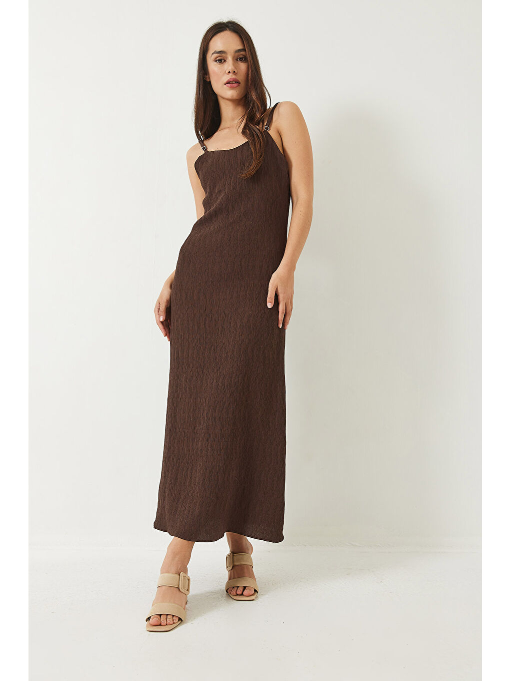 Kahverengi Kadın Dokulu İnce Askılı Elbise Oversize Gömlek 'li Takım-7