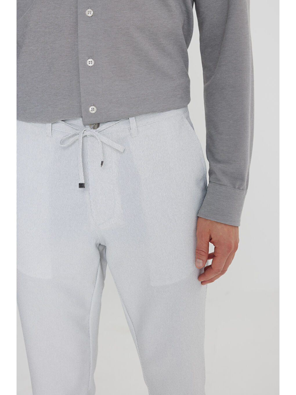 Erkek Gri Slim Fit Beli Bağlamalı Gofre Desenli Yan Cepli Casual Pantolon-3