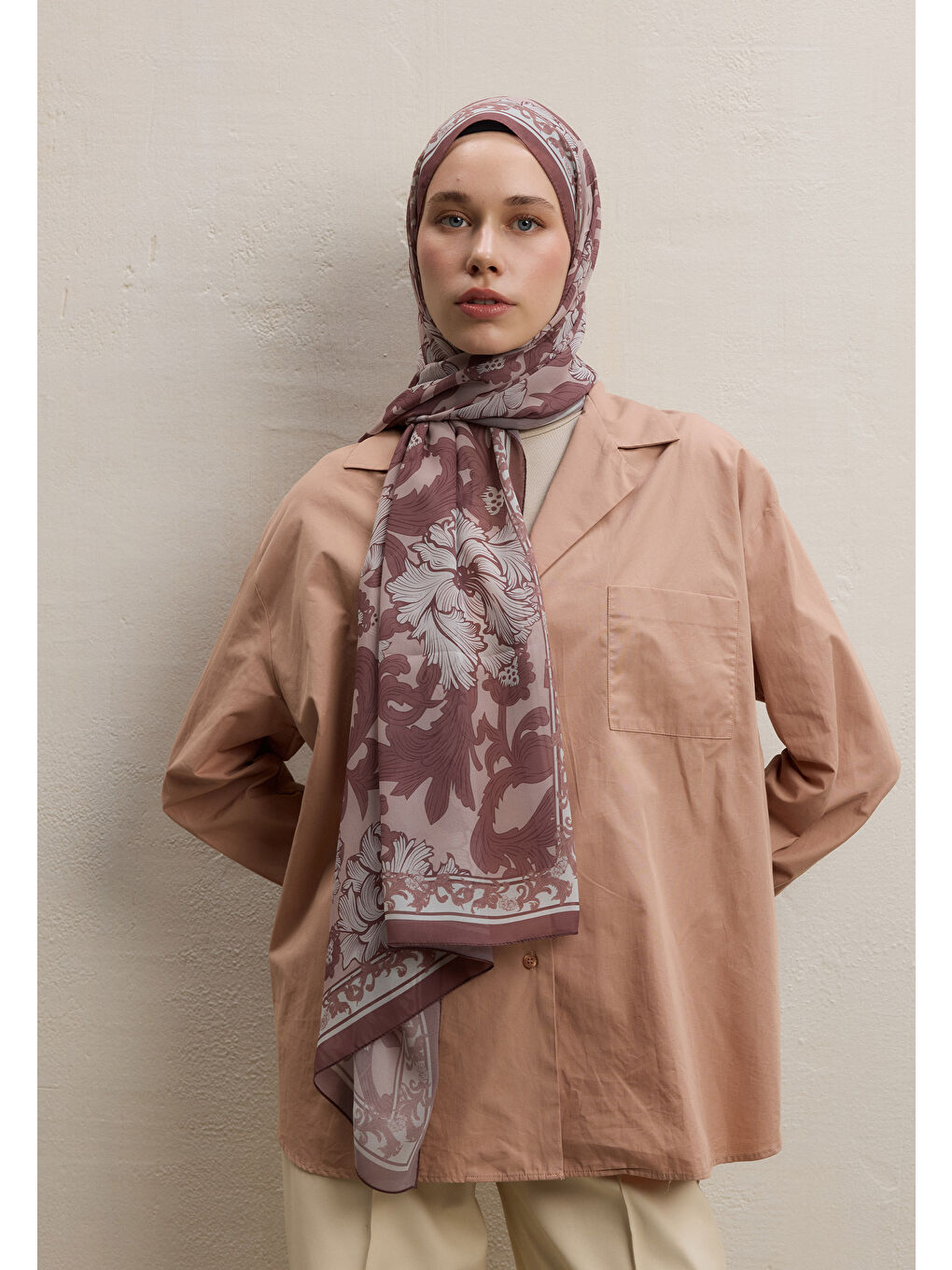 Pembe Leone Desen İpek Krep Şal Gülkurusu