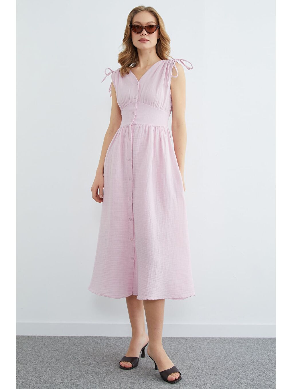 Pembe Omuz Bağcıklı Düğmeli Müslin Elbise-1