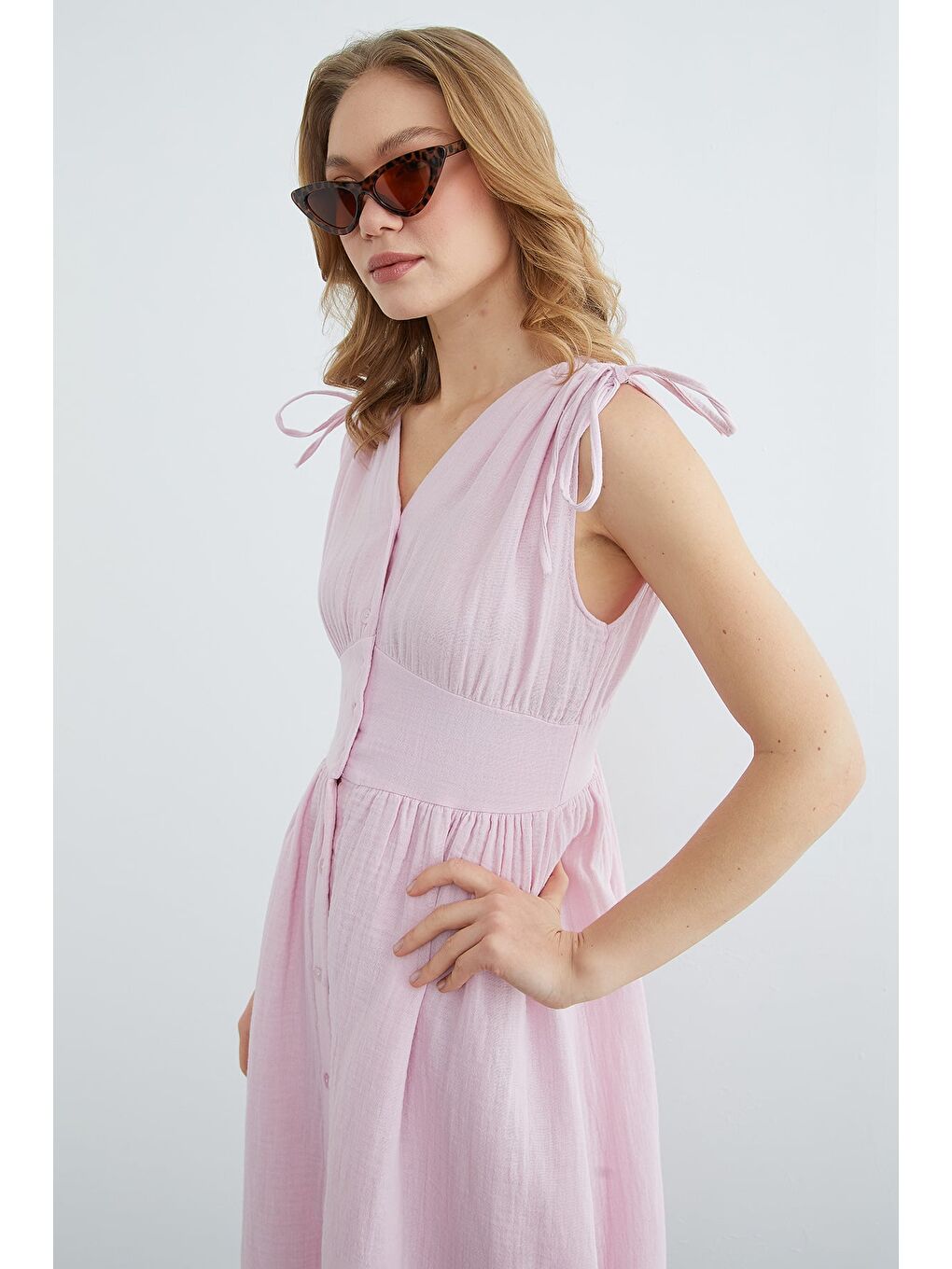 Pembe Omuz Bağcıklı Düğmeli Müslin Elbise-3