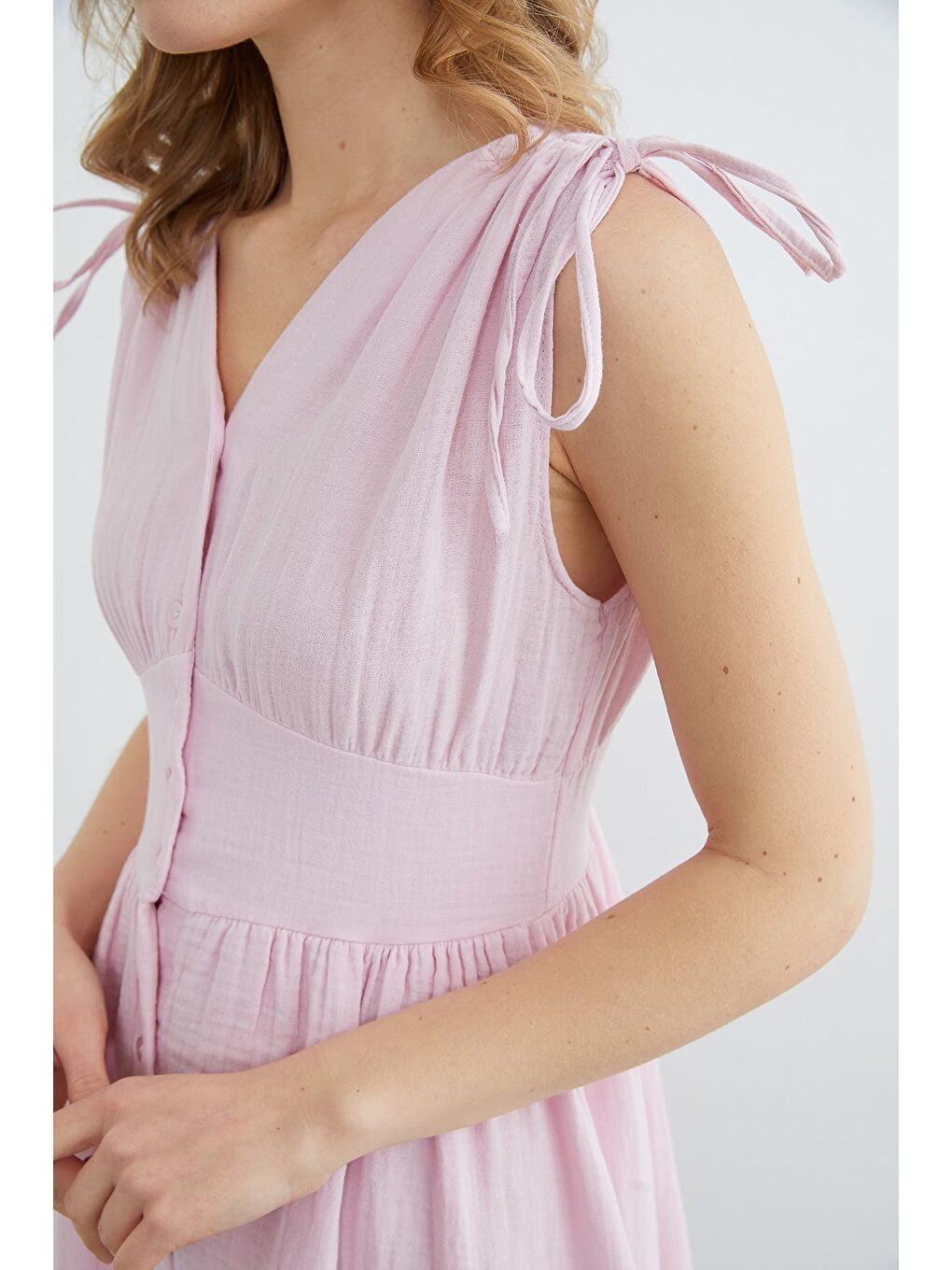 Pembe Omuz Bağcıklı Düğmeli Müslin Elbise-4