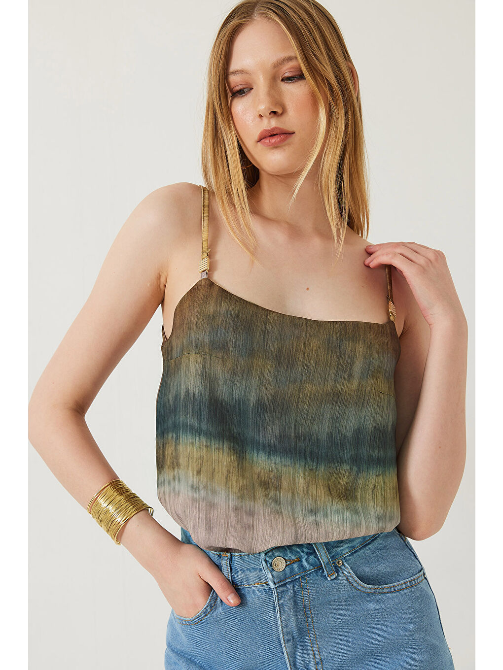 Karışık Kadın Kontrast Geçişli Askılı Aksesuar Detaylı Bluz-1