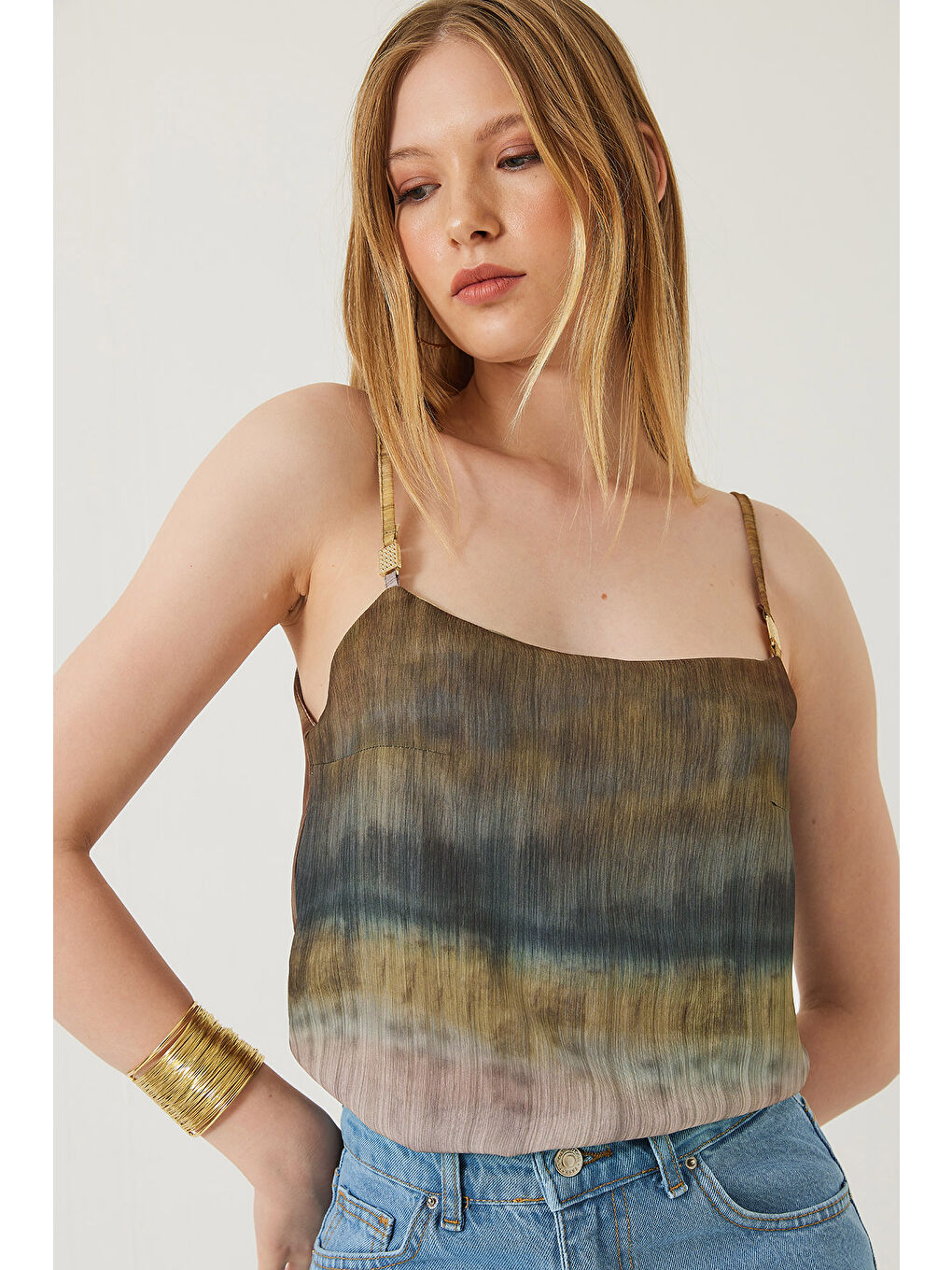 Karışık Kadın Kontrast Geçişli Askılı Aksesuar Detaylı Bluz-2