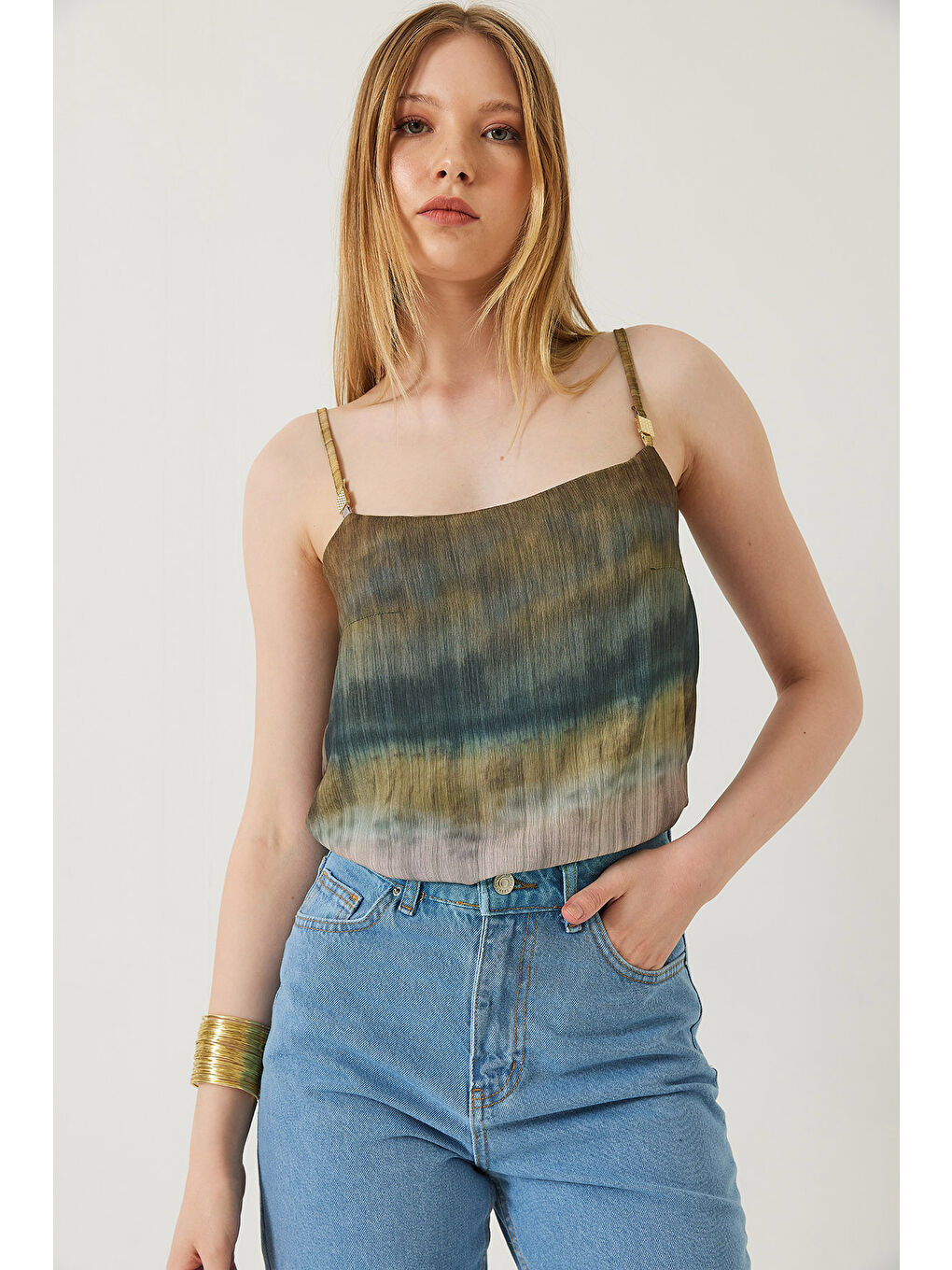 Karışık Kadın Kontrast Geçişli Askılı Aksesuar Detaylı Bluz-3