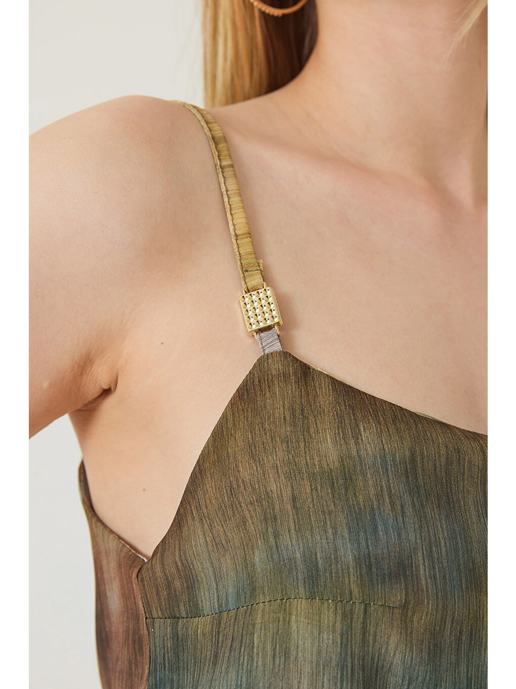 Karışık Kadın Kontrast Geçişli Askılı Aksesuar Detaylı Bluz-4