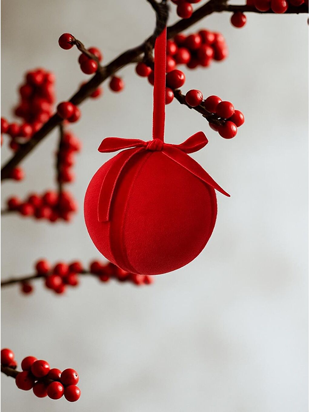 Kadife Fiyonk Detaylı Yılbaşı Ağacı Süsü – Lüks Dekoratif Top Seti Kırmızı 8 Cm 3'lü