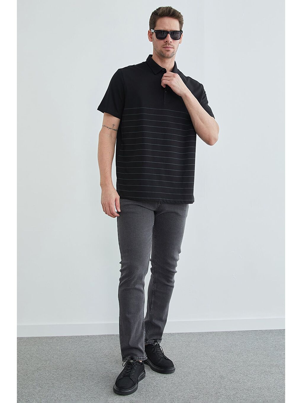 Siyah Çizgili Düğmeli Polo Yaka Tişört-3