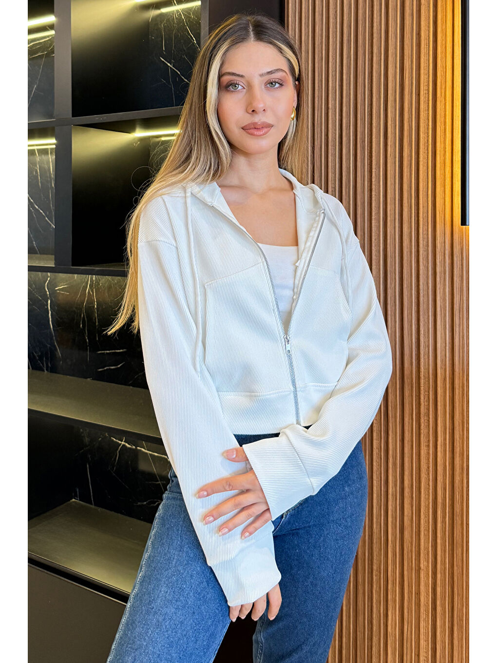 GÜLSELİ Beyaz Fermuarlı Kapüşonlu Kendinden Desenli Crop Top Sweatshirt